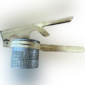 RARE VINTAGE UNIVERSAL POTATO MASHER